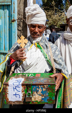 Ein äthiopischer orthodoxer Priester ein Kreuz haltend, während der Feierlichkeiten Timkat (Dreikönigstag), Addis Abeba, Äthiopien Stockfoto