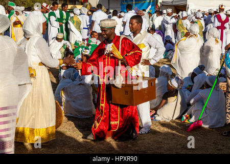 Äthiopischen Christen einander bei den Feierlichkeiten Timkat (Epiphanie) Gruß, Sportplatz Jan Meda, Addis Ababa, Äthiopien Stockfoto