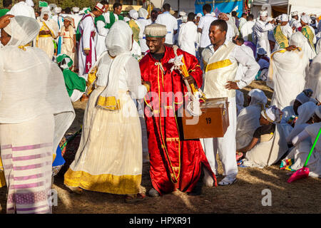 Äthiopischen Christen einander bei den Feierlichkeiten Timkat (Epiphanie) Gruß, Sportplatz Jan Meda, Addis Ababa, Äthiopien Stockfoto