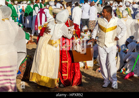 Äthiopischen Christen einander bei den Feierlichkeiten Timkat (Epiphanie) Gruß, Sportplatz Jan Meda, Addis Ababa, Äthiopien Stockfoto