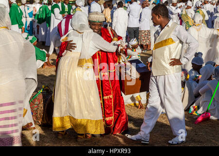 Äthiopischen Christen einander bei den Feierlichkeiten Timkat (Epiphanie) Gruß, Sportplatz Jan Meda, Addis Ababa, Äthiopien Stockfoto