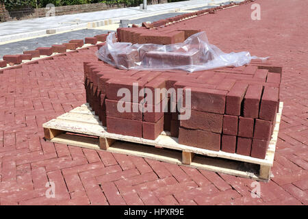 Palette mit Pflastersteinen auf Baustelle in Wohnzone Stockfoto