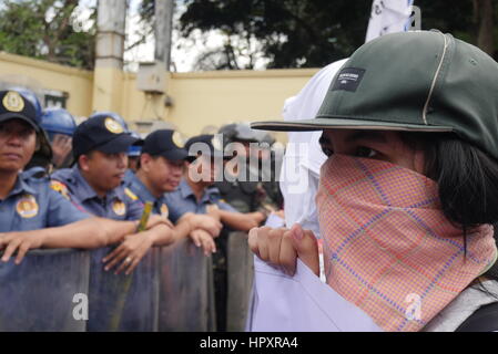 Quezon City, Philippinen. 25. Februar 2017. Dieser Demonstrant sieht heftig, als sie der Polizei vorne. Bildnachweis: George Buid/Pacific Press/Alamy Live-Nachrichten Stockfoto