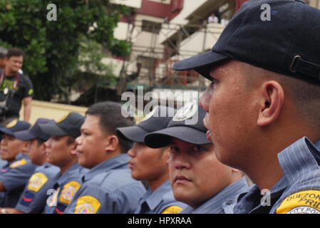 Polizisten Schwitzen unter der Hitze der Sonne, wie sie versuchen, das Publikum während der 31. Feier der "Macht des Volkes" in EDSA Steuern kühl zu halten. Demonstranten versammelt, die gegen die Duterte-Administration sind, die sie denken, dass eine Diktatur wieder auftauchen kann. Aguinaldo. Zuerst montiert auf 09:00-Demonstranten "Block Marcos Bewegung" round up People Power Monument, Stunden später eine größere Menge von Demonstranten in der Ecke der EDSA und Ortigas Allee, wo die EDSA Schrein Kapelle stehend und Marsch in das Hauptquartier der Streitkräfte der Philippinen ist. (Foto von George Buid/P Stockfoto