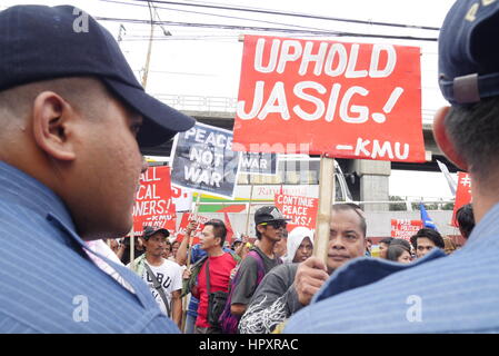 Quezon City, Philippinen. 25. Februar 2017. Protest statt ihre Plakate hoch wie sie die Polizei vorne Offiziere Credit: George Buid/Pacific Press/Alamy Live News Stockfoto