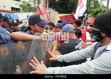 Quezon City, Philippinen. 25. Februar 2017. Demonstranten dann begann, sie zu zwingen, in die barricading Polizeibeamten Credit: George Buid/Pacific Press/Alamy Live News Stockfoto