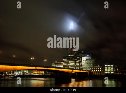 Die Scherbe und New London Bridge bei Nacht, London, England. Stockfoto