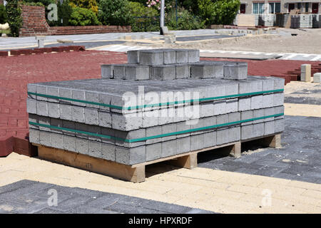 Palette mit Pflastersteinen auf Baustelle in Wohnzone Stockfoto