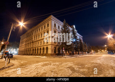 Gebäude der medizinischen Akademie in Ivano-Frankivsk, Ukraine in der Nacht. Stockfoto