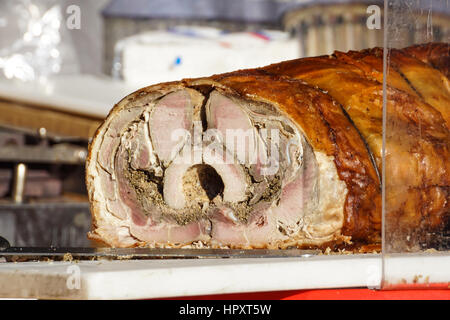 Hausgemachte gerollt Porchetta Braten mit verschiedenen Kräutern. Stockfoto