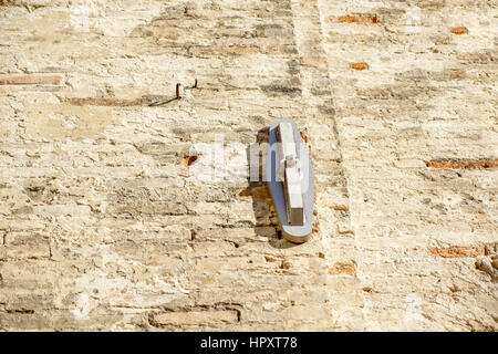 Alte Mauer mit Metallplatten verstärkt. Stockfoto