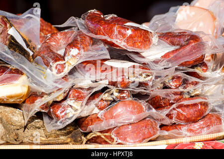 Nahaufnahme des traditionellen ungarischen hausgemachte Salami auf Bauernmarkt zum Verkauf. Stockfoto