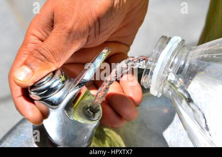 Eine Trinkflasche mit Wasser Stockfoto