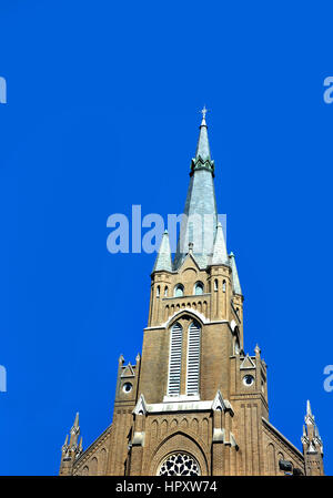 Katholische Kirche St. Joseph in Greenville, Mississippi, steht vor einem strahlend blauen Himmel hoch. Stockfoto