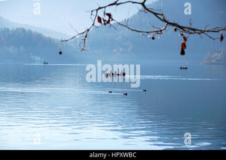 Silhouette eines Menschen im Fluss am See rudern. Stockfoto