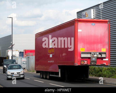 Royal Mail LKW Anhänger am Straßenrand geparkt, in Großbritannien ansässigen Postdienst gegründet 1516 Stockfoto