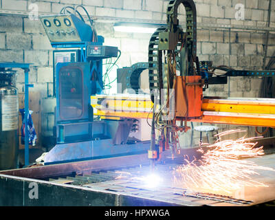 Hochpräzise CNC-Gas oder Plasma Schneiden Blech. Blech und arbeiten Plasma- oder Gas-Plasma-Ausschnitt-Maschine Stockfoto