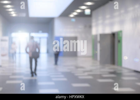 Flur in ein modernes Businesscenter oder einer Universität-Halle - unscharf gestellt mit Bokeh-Leuchten Stockfoto