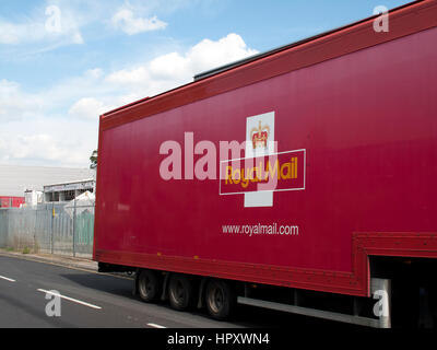 Royal Mail LKW Anhänger am Straßenrand geparkt, in Großbritannien ansässigen Postdienst gegründet 1516 Stockfoto