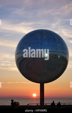 Riesige Glitter Ball Skulptur auf Blackpool South Promenade Stockfoto