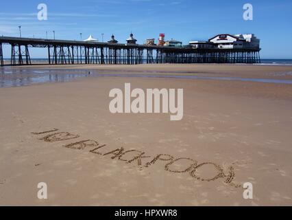 Ich liebe Blackpool, geschrieben in den Sand vor dem North Pier bei Ebbe Stockfoto