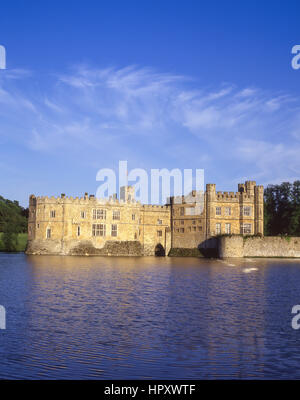 Blick auf Leeds Castle über Graben, Broomfield, Kent, England, Vereinigtes Königreich Stockfoto