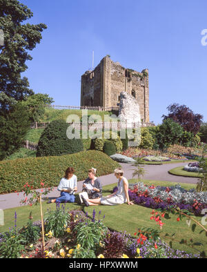 Junge Studentinnen sitzen auf dem Gelände von Guildford Castle, Guildford, Surrey, England, Großbritannien Stockfoto