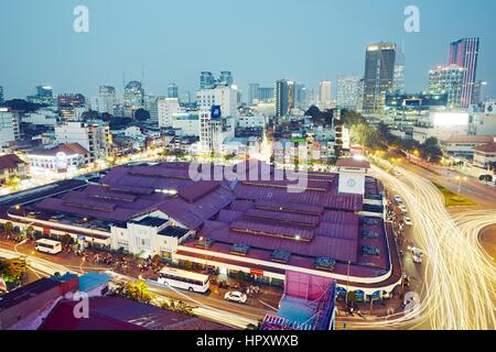 HO-CHI-Minh-Stadt, VIETNAM - 16. Dezember 2015: Skyline und Nacht Verkehr in der Nähe von Quach Thi Trang Park in Ho-Chi-Minh-Stadt ist die größte Stadt in Vietnam Stockfoto