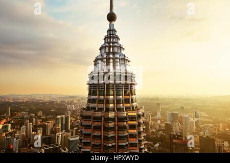 KUALA LUMPUR, MALAYSIA - APRIL 25: Blick von der Spitze des Petronas Twin Towers am 25. April 2014 in Kuala Lumpur, Malaysia. Die Höhe der Wolkenkratzer sind 4 Stockfoto