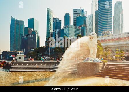 Singapur - 4 SEPTEMBER: The Merlion Statue vor Skyscrapes bei Touristen beliebten Bay in Singapur am September 4,2014. Statue von einem Löwenkopf ein Stockfoto