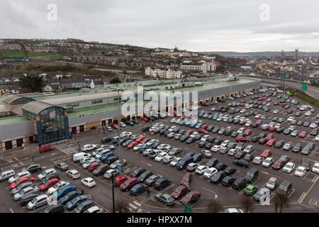 24. Februar 2017, Cork, Irland - Luftbild von Bestandteil der Blackpool Shopping Centre und Retail Parks in Cork. Stockfoto