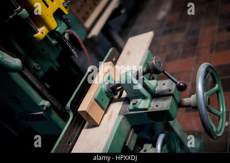 Eine Bohrmaschine und Holz in Klammer. Stockfoto