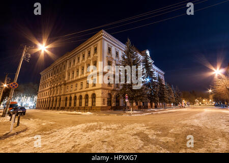 Gebäude der medizinischen Akademie in Ivano-Frankivsk, Ukraine in der Nacht. Stockfoto