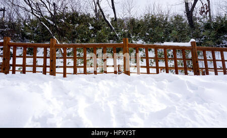 Schnee-Gehweg und Holzgeländer im Wald Noboribetsu Onsen Schnee Winter Nationalpark in Jigokudani, Hokkaido, Japan Stockfoto