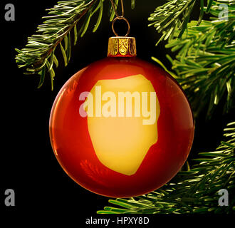 Eine Rote Christbaumkugel mit der goldenen Form von Sierra Leone hängen an einem Weihnachtsbaum isoliert auf schwarz. (Serie) Stockfoto