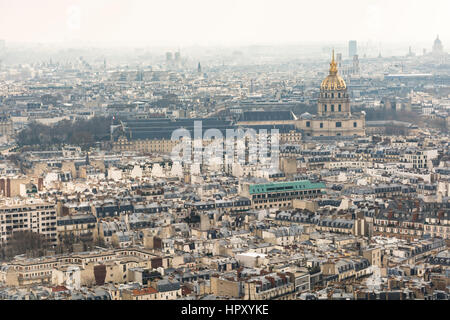 Blick auf die Kirche Saint-Louis des Invalides vom Eiffelturm Stockfoto