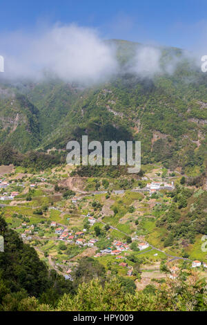 Landschaft in der Nähe von Cruzinhas gesehen von Rua da Bela Vista, Madeira, Portugal. Stockfoto