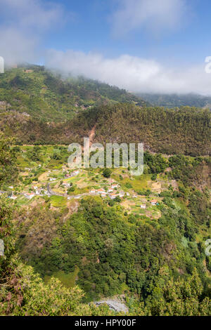 Landschaft in der Nähe von Cruzinhas gesehen von Rua da Bela Vista, Madeira, Portugal. Stockfoto