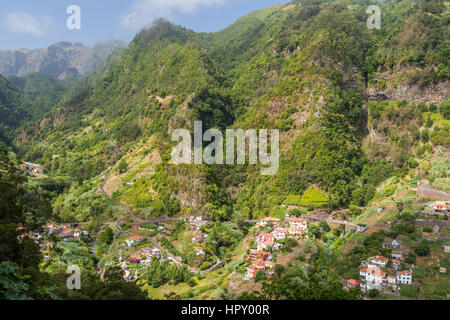 Landschaft in der Nähe von Cruzinhas gesehen von Vista Panoramica-Bild Do Mudo-Limoeiro de Baixo, Madeira, Portugal. Stockfoto