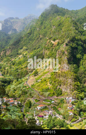 Landschaft in der Nähe von Cruzinhas gesehen von Vista Panoramica-Bild Do Mudo-Limoeiro de Baixo, Madeira, Portugal. Stockfoto