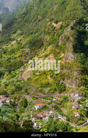 Landschaft in der Nähe von Cruzinhas gesehen von Vista Panoramica-Bild Do Mudo-Limoeiro de Baixo, Madeira, Portugal. Stockfoto