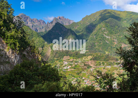 Landschaft in der Nähe von Cruzinhas gesehen von Rua da Bela Vista, Madeira, Portugal. Stockfoto