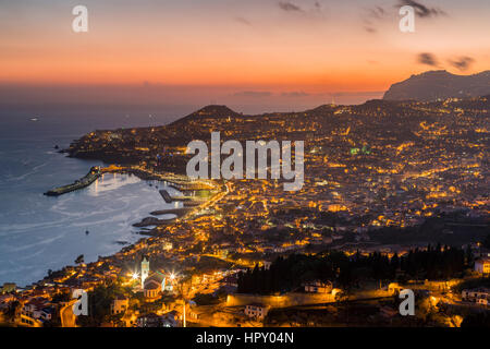 Panoramablick auf Funchal bei Sonnenuntergang aus Neves Sicht, Madeira, Portugal. Stockfoto