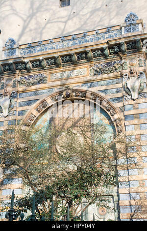 Jugendstil-Fliesen und Dekoration an Außenwand am Boulevard Saint-Germain. Paris, Frankreich Stockfoto