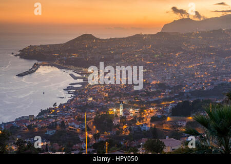 Panoramablick auf Funchal bei Sonnenuntergang aus Neves Sicht, Madeira, Portugal. Stockfoto