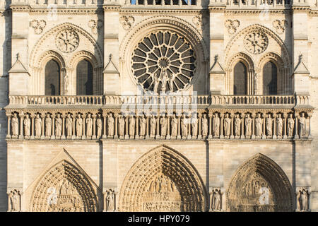 Kathedrale Notre-Dame, Detail der Vorderfassade. Paris, Frankreich Stockfoto