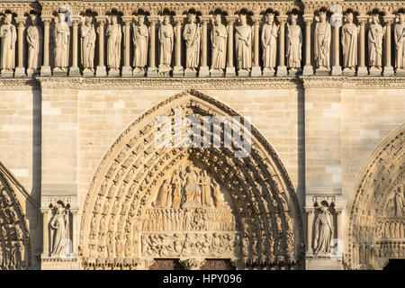 Kathedrale Notre-Dame, Detail der Vorderfassade. Paris, Frankreich Stockfoto