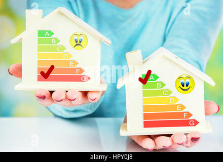 Konzept-Vergleich zwischen normalen und niedrigen Verbrauch Haus mit Energieeffizienzklasse Stockfoto