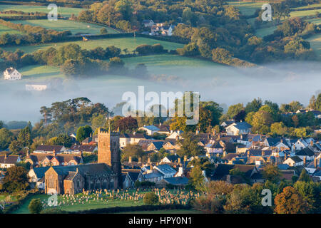 Moretonhampstead Stadt und Kirche in der Morgendämmerung an einem nebligen Morgen, Dartmoor National Park, Devon, England, Vereinigtes Königreich, Europa. Stockfoto