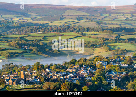 Moretonhampstead Stadt und Kirche in der Morgendämmerung an einem nebligen Morgen, Dartmoor National Park, Devon, England, Vereinigtes Königreich, Europa. Stockfoto